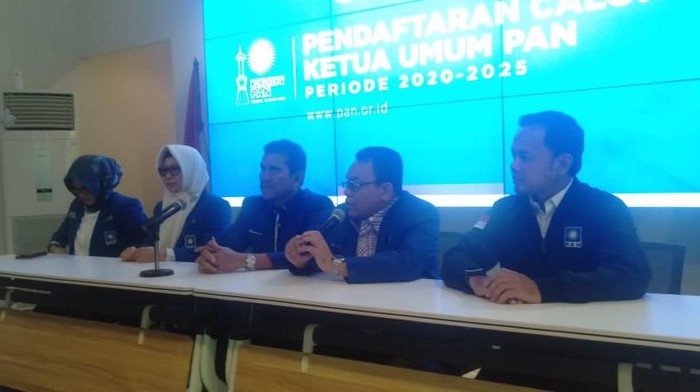 Pendaftaran calon ketua umum (caketum) Partai Amanat Nasional (PAN) dibuka hari ini. Asman Abnur menjadi bakal caketum PAN yang mendaftar pertama.