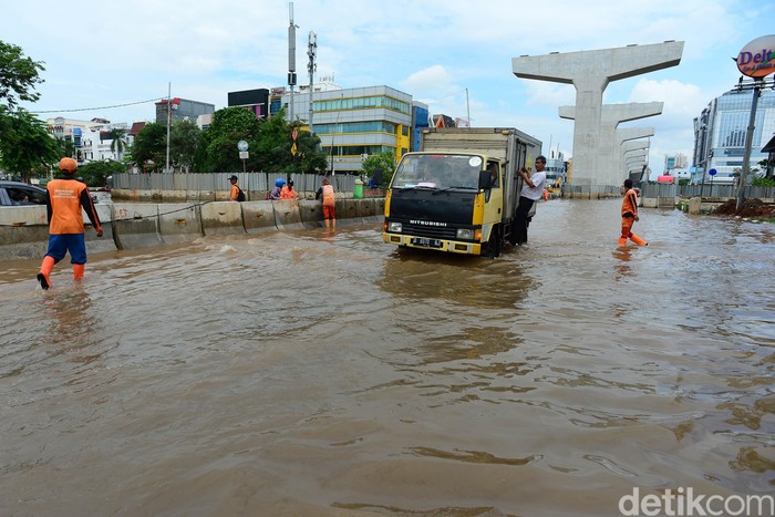 Banjir Rendam Jalan Boulevard Barat Kelapa Gading Banjir merendam Jalan Boulevard Barat, Kelapa Gading, Jakarta Utara, Sabtu (8/2/2020).