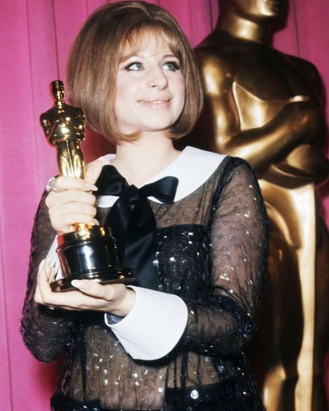 Inilah penampilan Barbra Streisand dalam balutan gaun hitam karya Arnold Scaas di Academy Awards 1969. Gaun tersebut sempat memicu kontroversi lantaran menerawang, sesuatu yang antimainstream kala itu. Saya benar-benar tidak tahu kalau saat lampu menyala, gaun jadi terlihat transaparan, ujar Barbra yang meraih piala Oscar untuk kategori aktris terbaik di ajang tersebut. (Foto: Getty Images)