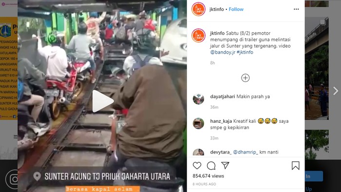 Sejumlah pemotor di Jakarta Utara naik truk trailer untuk terobos banjir