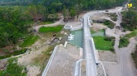 Selain di aliran Sungai Woro, Kementerian PUPR juga membangun sejumlah Sabo Dam di sepanjang aliran lahar Gunung Merapi diantaranya Sabo Dam Kali Putih sepanjang 2,6 kilometer yang terletak di Jalan Raya Magelang. Sabo Dam ini dirancang untuk  dapat mengalirkan lahar dengan kapasitas 640 meter kubik per detik.  Secara teknis, Sabo Dam dibangun dengan ketinggian yang berbeda di tengah bendung. Hal ini dimaksudkan untuk mengalirkan air, sehingga sedimen atau endapan lahar dingin akan tertampung oleh bendung, tetapi air tetap mengalir. Apabila bendung tidak mampu membendung semua aliran debris, maka akan dilewatkan melalui bagian atas (overtopping). Istimewa/Kementerian PUPR.