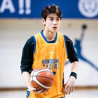 Program reality TV ini menampilkan kisah nyata yang benar-benar terjadi di lapangan basket. Di mana para anggotanya digembleng untuk berkompetisi di pertandingan. Cha Eunwoo sendiri bertindak sebagai pemain dengan nomor punggung 97. (Foto: Dok. Handsome Tigers/SBS)
