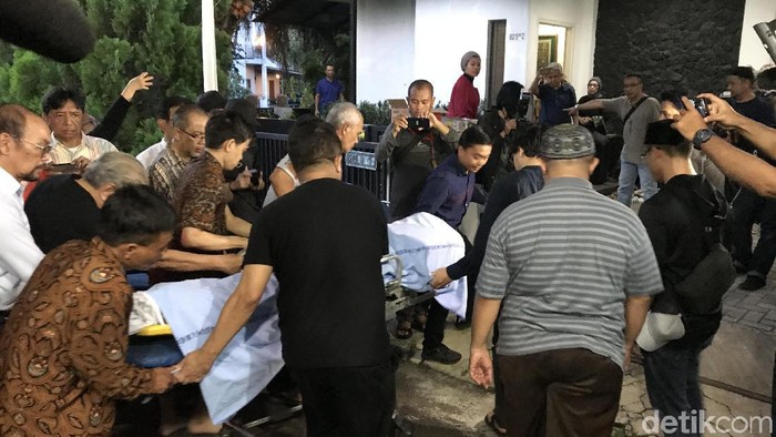Jenazah Istri Chrisye Damayanti Noor Tiba di Rumah Duka