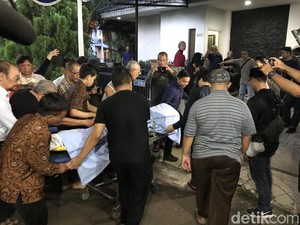 Diiringi Lantunan Zikir, Jenazah Istri Mendiang Chrisye Tiba di Rumah Duka