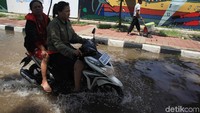 Banjir ini merendam jalan tepat di depan proyek pembangunan Stadion BMW, Jakarta Utara. Banjir ini merendam jalan tepat di depan proyek pembangunan Stadion BMW, Jakarta Utara.