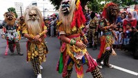 Sejumlah penari Butho Cikrak mengikuti kirab budaya Cap Go Meh di kota Magelang, Jawa Tengah. ANTARA FOTO/Anis Efizudin.
