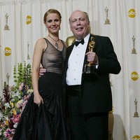 Gaun Alexander McQueen menjadi andalan Gwyneth Paltrow di Academy Awards 2002. Sayangnya, gaun tersebut menimbulkan kontroversi karena menerawang dan mengekspos payudara Gwyneth. Aku masih suka gaun itu, tapi aku seharusnya memakai bra, kata mantan istri Chris Martin itu. (Foto: Frazer Harrison/Getty Images)
