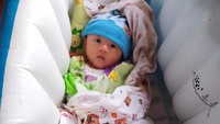 Bayi lucu tersebut berhasil dievakuasi ke tempat yang lebih aman.