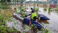 Petugas menyusuri underpass untuk membersihkan sampah.