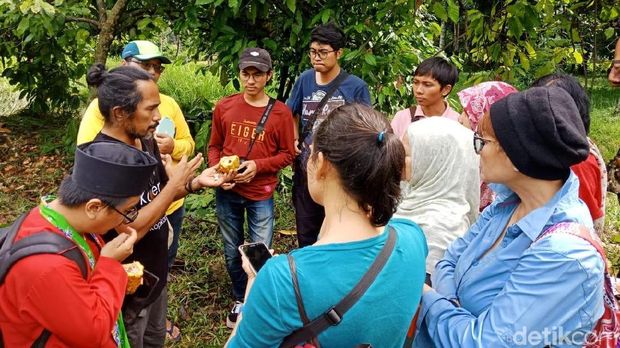 Guide bernama Ambon dan para peserta