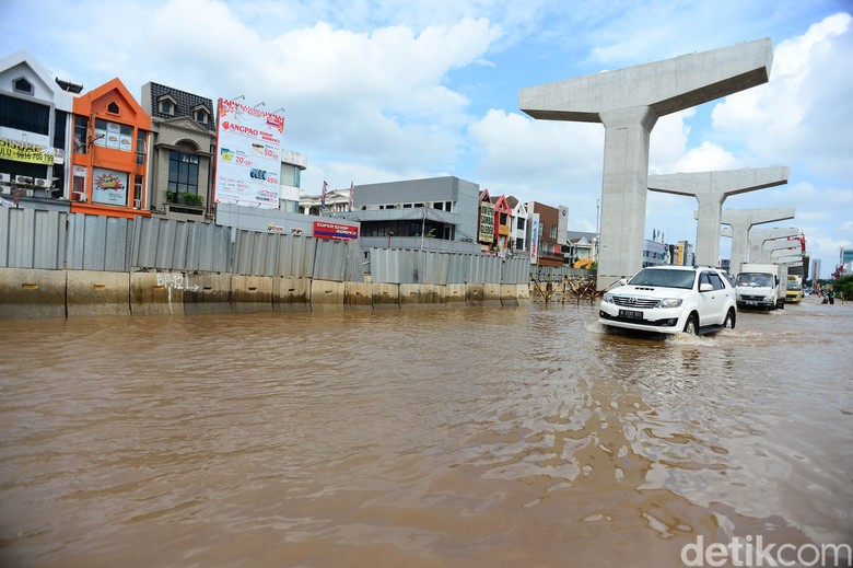 Banjir Rendam Jalan Boulevard Barat Kelapa Gading Hujan yang mengguyur kawasan Jakarta Utara menyebabkan banjir di Jalan Boulevard Barat, Kelapa Gading. Jalan ini memang kerap dilanda banjir saat hujan deras mengguyur.