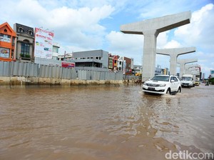 Hotman Paris Banjir-banjiran Pakai Mobil, Aman?