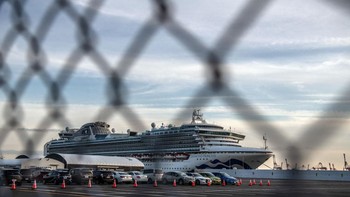 Menteri Sekretaris Kabinet Jepang Yoshihide Suga mengatakan, begitu kesehatan semua orang selesai diperiksa, mereka yang mengalami demam atau merasa kurang enak badan akan dites. Setelah itu pihak berwenang akan memutuskan apakah para penumpang boleh meninggalkan kapal. Foto: Getty Images