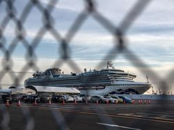 Suasana Kapal Pesiar yang Dikarantina karena Virus Corona