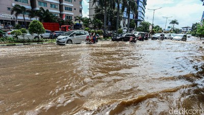 Banjir Juga Rendam Jalan Mitra Sunter Boulevard