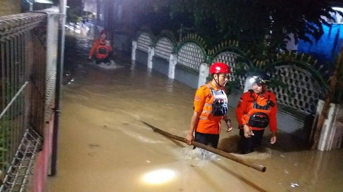 Hujan Deras Sejumlah Wilayah Di Bogor Banjir Dan Longsor Halaman 2