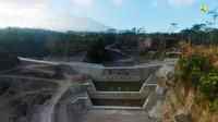 Konstruksi sabo dibangun secara bertingkat dengan ukuran berbeda, dimana yang terbesar berada di atas untuk menahan batu-batu besar dan yang paling kecil untuk menahan pasir. Dengan dilakukannya pembangunan dan rehabilitasi Sabo Dam tersebut diharapkan dapat mengendalikan sedimen sebesar 3,3 juta m3. Biaya pembangunan dan rehabilitasi Sabo DAM Kali Woro sebesar Rp 329 miliar melalui APBN (MYC) tahun 2016-2018. Istimewa/Kementerian PUPR.