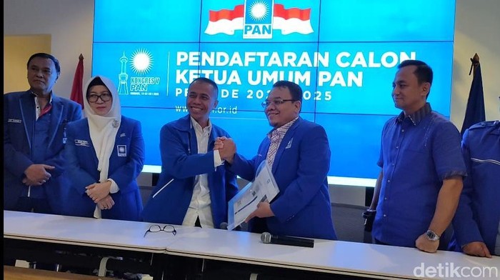 Dradjad Wibowo mendaftarkan diri maju menjadi bakal caketum PAN.