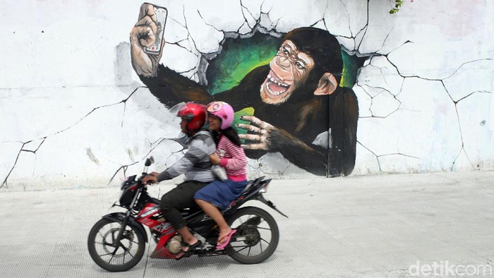 Berbagai kreasi mural terpajang di sepanjang dinding bantaran Kali Opak, Penjaringan, Jakarta Utara. Begini penampakannya.