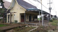 Sejumlah bangunan yang berada di belakang rumah sakit pun mangkrak. Proses pembangunannya terhenti.