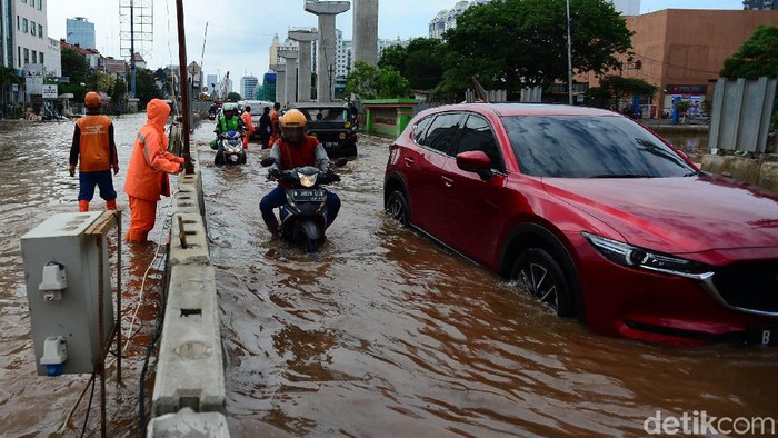 Hujan yang mengguyur kawasan Jakarta Utara menyebabkan banjir di Jalan Boulevard Barat, Kelapa Gading. Jalan ini memang kerap dilanda banjir saat hujan deras mengguyur.