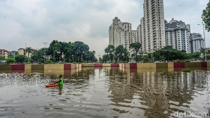 Hujan deras yang mengguyur Jakarta sejak tengah malam tadi menyebabkan underpass Gandhi School di Kawasan Kemayoran kebanjiran lagi, Sabtu (8/2/2020).