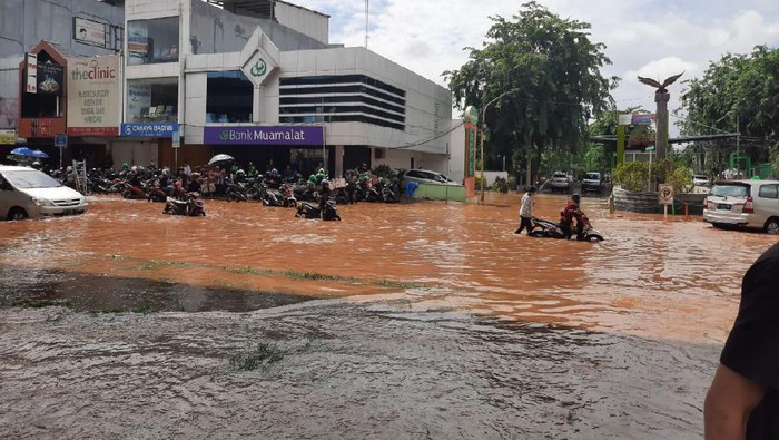 Banjir masih menggenangi beberapa titik di kawasan Kelapa Gading, Jakarta Utara, salah satunya di Mall Kelapa Gading. Banyak pengendara yang berusaha memaksa untuk melewati arus banjir berakhir dengan mogok kendaraan.