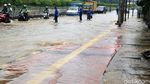 Jalan di Depan PN Jakpus Tergenang Banjir