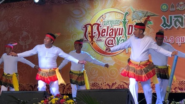 Tarian Seudati khas Aceh dipentaskan dalam acara Festival Budaya Melayu 7th Melayu Day @ Yala yang digelar di Chang Peuh Park, Yala, Thailand pekan lalu. (dok. Disbudpar Aceh)