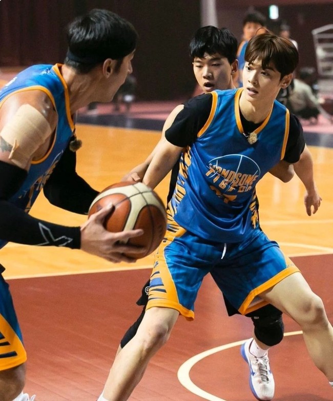 Serangkaian foto yang didokumentasikan kru Handsome Tigers ini memperlihatkan penyanyi sekaligus aktor itu mengatur strategi, mengikuti arahan pelatih dan memainkan bola. (Foto: Dok. Handsome Tigers/SBS)