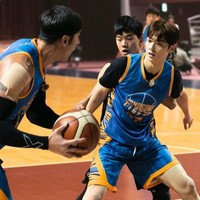 Serangkaian foto yang didokumentasikan kru Handsome Tigers ini memperlihatkan penyanyi sekaligus aktor itu mengatur strategi, mengikuti arahan pelatih dan memainkan bola. (Foto: Dok. Handsome Tigers/SBS)