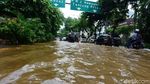 Jalan di Depan PN Jakpus Tergenang Banjir
