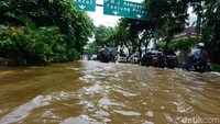 Banjir merendam Jalan Bungur Besar akibat hujan yang mengguyur kawasan tersebut pagi tadi.