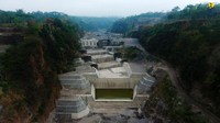 Sabo Dam Kali Woro merupakan bendung yang digunakan untuk menampung aliran sedimen/aliran debris di sungai yang menjadi arah aliran erupsi Gunung Merapi. Kementerian PUPR melalui Ditjen Sumber Daya Air pada tahun 2016-2018 melakukan pembangunan 11 sabo baru, rehabilitasi tanggul sepanjang  5,9 km dan melakukan rehabilitasi 11 Sabo Dam pada aliran Sungai Woro. Istimewa/Kementerian PUPR.