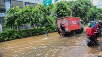 Hujan yang mengguyur kawasan Jakarta membuat Jalan Bungur Besar terendam banjir.