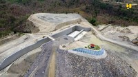 Bendungan Gongseng. dibangun mulai 2013 hingga 2020 dengan kapasitas tampungan 22,43 juta meter kubik. Bendungan yang terletak di Kabupaten Bojonegoro ini berfungsi untuk melayani irigasi seluas 6.191 hektare, layanan air baku 300 liter per detik, mereduksi banjir 133,27 meter kubik per detik dan pembangkit tenaga listrik sebesar 0,7 MW. Istimewa/Kementerian PUPR.