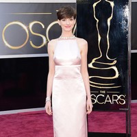 Anne Hathaway berjaya di Academy Awards 2013 dengan menyabet penghargaan di kategori aktris pendukung terbaik berkat perannya di film Les Miserables. Meski menang, Anne Hathaway tetap tak luput dari cibiran lantaran gaun pink Prada yang dipakainya. Putingku seperti terlihat keras di gaun itu, katanya. Seharusnya, Anne memakai gaun Valentino tapi batal di menit terakhir karena ada artis yang dikabarkan memakai gaun yang mirip. Padahal, Valentino sudah mengonfirmasi Anne akan memakai rancangannya. (Foto: Jason Merritt/Getty Images)