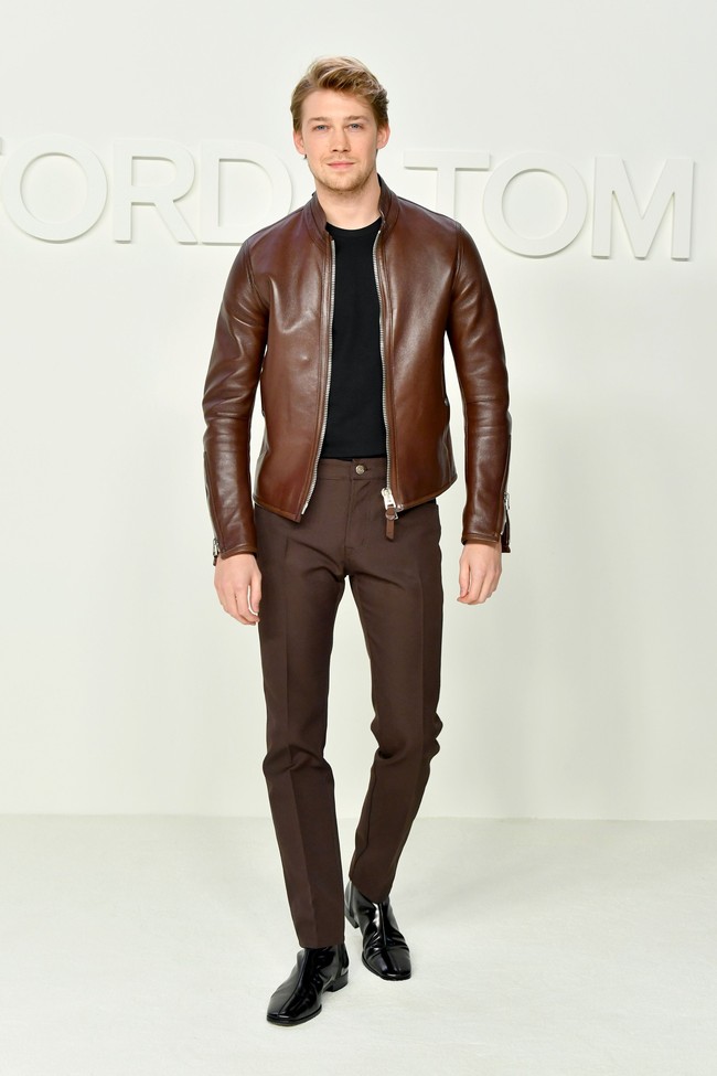 Kekasih Taylor Swift, aktor Joe Alwyin, juga eksis di fashion show Tom Ford. Ia tampak gagah dengan padanan jaket kulit dan celana panjang coklat. (Foto: Amy Sussman/Getty Images)