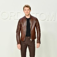 Kekasih Taylor Swift, aktor Joe Alwyin, juga eksis di fashion show Tom Ford. Ia tampak gagah dengan padanan jaket kulit dan celana panjang coklat. (Foto: Amy Sussman/Getty Images)