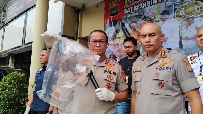 Polisi amankan gunting yang digunakan anak tusuk ibu di Jakbar