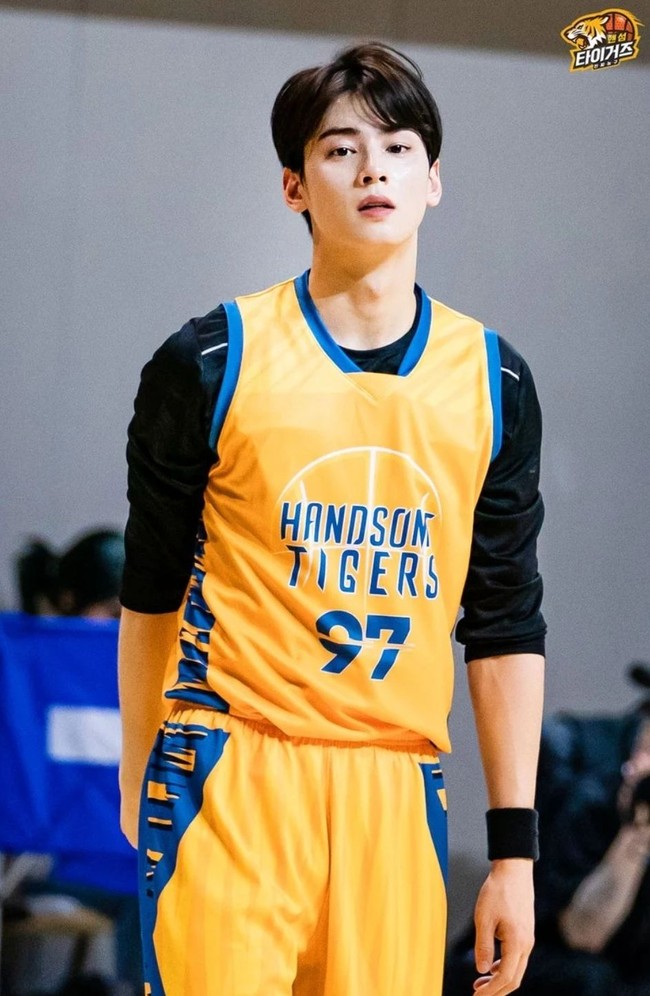 Cha Eunwoo memang diketahui menyukai olahraga basket. Pria 22 tahun ini bahkan pernah menjadi kapten tim basket di sekolahnya. (Foto: Dok. Handsome Tigers/SBS)