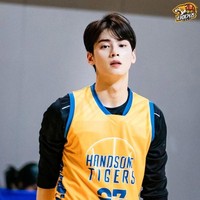 Cha Eunwoo memang diketahui menyukai olahraga basket. Pria 22 tahun ini bahkan pernah menjadi kapten tim basket di sekolahnya. (Foto: Dok. Handsome Tigers/SBS)