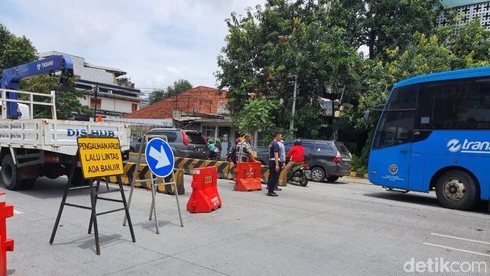 Pengalihan arus Jalan Jatinegara Barat akibat banjir