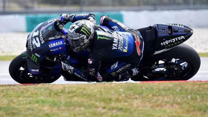 Maverick Vinales - Tes MotoGP Sepang KUALA LUMPUR, MALAYSIA - FEBRUARY 07: Maverick Vinales of Spain and Monster Energy Yamaha MotoGP Team
rounds the bend during the MotoGP Pre-Season Tests at Sepang Circuit on February 07, 2020 in Kuala Lumpur, Malaysia. (Photo by Mirco Lazzari gp/Getty Images)