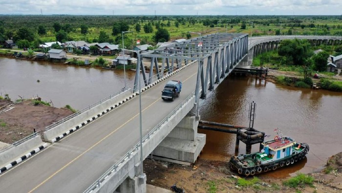 Jalan nasional Marabahan-Margasari di Provinsi Kalimantan Selatan (Kalsel) kini sudah dilengkapi dengan 3 overpass dan 1 jembatan yang dibangun oleh 4 perusahaan tambang batu bara menggunakan dana Corporate Social Responsibility (CSR).