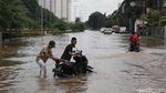 Motor Mogok Akibat Terobos Banjir di Kelapa Gading