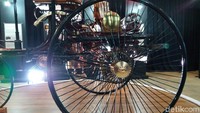Kami gembira dapat mendonasikan replika asli mobil pertama di dunia, Benz-Patent Motorwagen, kepada Museum Nasional Indonesia. Dengan donasi ini, kami mendukung Museum Nasional Indonesia menjalankan misinya mengedukasi wilayah Indonesia dan sejarahnya, kata Presiden Direktur PT Mercedes-Benz Distribution Indonesia, Choi Duk Jun, di Jakarta, Sabtu (8/2/2020). Foto: Luthfi Anshori/detikOto