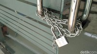 Pintu untama rumah sakit juga digembok.