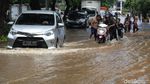 Jalan di Depan PN Jakpus Tergenang Banjir