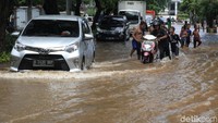 Sejumlah pengendara nekat menerobos genangan di Jalan Bungur Besar, Jakarta Pusat.